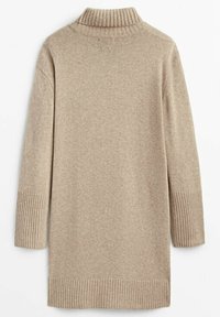 Robe-pull beige à col roulé et manches longues, avec poignets et ourlet côtelés, fabriquée en tissu tricoté doux.