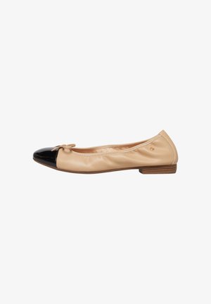 Beżowy baletki z skóry z czarnym lakierowanym noskiem, małą kokardką i niskim drewnianym obcasem, pokazane z profilu.
