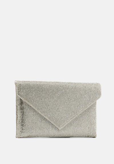 Sudraba taisnstūra clutch soma ar aplokšņa vāku, pārklāta ar maziem, spīdīgiem rhinestones, uz vienkārša gaiši pelēka fona.