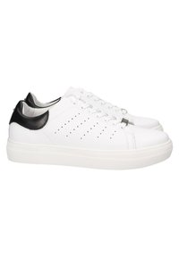 Sneaker bianchi in pelle con un accento in pelle nera sul tallone. Le caratteristiche includono un design perforato, suola piatta bianca e occhielli per i lacci in metallo.
