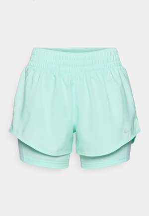 Mint zelena atletska kratke hlače s elastičnim pojasom, slojevitom dizajnom i unutarnjim podstavljanjem, s malim sivim Nike logotipom sa strane.