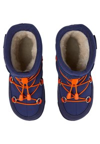 Marineblauwe winterlaarzen met oranje veters, zachte bontvoering, ronde neus en een textieloppervlak met metalen oogjes voor de veters.