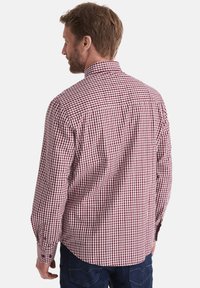 Langärmliges Hemd in Rot- und Weißkaros mit Button-Down-Kragen und Yoke-Details, aus einem Baumwollmischgewebe gefertigt.