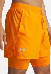 Under Armour LAUNCH - 2-i-1-shorts - squad orange