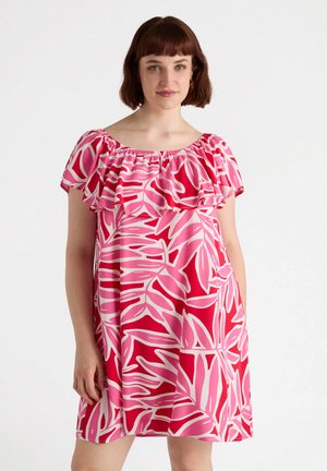 Vestido rosa off-shoulder con mangas con volantes, que presenta un atrevido patrón de hojas blancas. Hecho de material liviano, con un diseño hasta la rodilla.