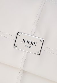 JOOP! Jeans ORDINE DOPPIO ZORA  - Taška s příčným popruhem - offwhite