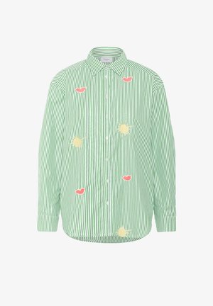 Zielono-biała koszula w pasy z kołnierzykiem, ozdobiona haftem różowych ust oraz żółtych wzorów słońca. Zapięcie na guziki z przodu, długie rękawy.