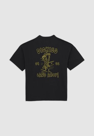 Zwarte T-shirt met korte mouwen, met een gele cartoonafbeelding van een zwaaiende zeeman, tekst "DICKIES," "29," "22," en "LAND AHOY!" op de achterkant.