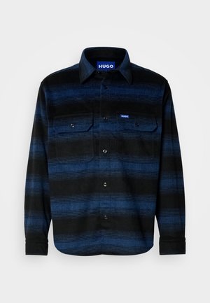 Camisa de manga longa masculina em padrão xadrez preto e azul. Feita de um tecido macio, possui dois bolsos frontais e fecho com botões.