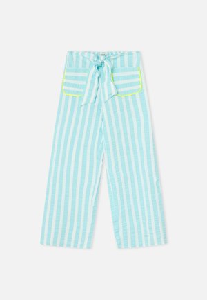 Pantalon large bleu clair avec des rayures blanches, doté de deux poches avant avec des accents jaunes et d'une ceinture nouée pour un ajustement modifiable.