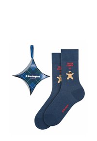 Niebieskie bawełniane skarpetki z grafiką piernikowego ludzika "Tough Cookie"; zapakowane w kartonową zawieszkę w kształcie diamentu z kratkowanym wzorem.