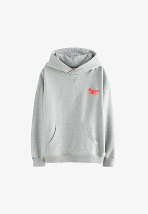 Siva kapuca s velikim prednjim džepom, kapuljačom s uvezenom šniranjem i rebrastim manžetama. Ima mali crveni "Superdry" logo na prsima.