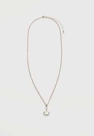 Silberne Halskette mit einem Anhänger in Form eines kleinen Hammers, präsentiert auf einem schlichten hellen Hintergrund.