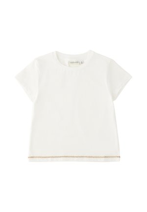 Maglietta bianca a maniche corte per bambino con scollo rotondo e piccolo dettaglio di catena dorata lungo l'orlo inferiore, distesa su sfondo bianco.