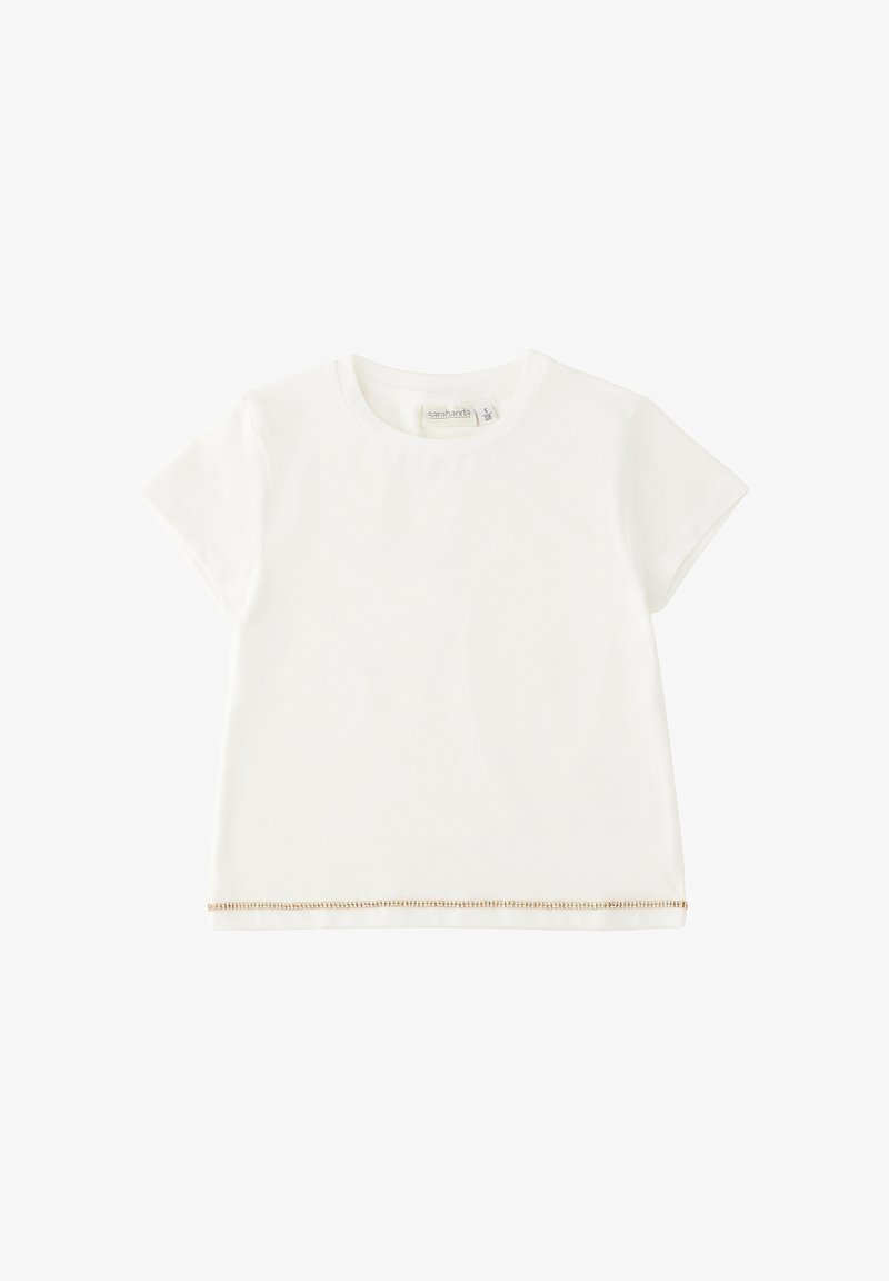 Camiseta blanca de manga corta para niño pequeño con cuello redondo y pequeño detalle de cadena dorada a lo largo del dobladillo inferior, colocada plana sobre fondo blanco.