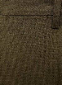 Bruine gestructureerde stof van op maat gemaakte broek, met een subtiel geweven patroon. Inclusief een tailleband en een klein pocketdetail.