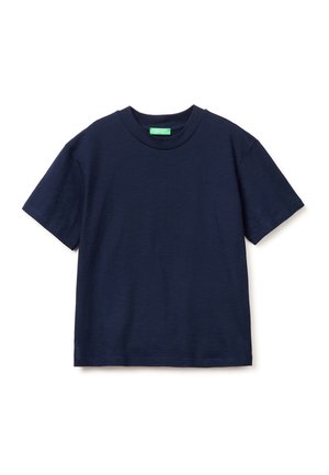 Marineblaues T-Shirt mit kurzen Ärmeln und Rundhalsausschnitt, mit einem grünen Etikett im Kragen, auf weißem Hintergrund dargestellt.