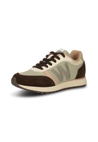 Scarpe sportive in camoscio e rete verdi, beige e marroni. Caratterizzate da punta arrotondata, lacci marroni e linguetta in tessuto. Dettagli laterali testurizzati e logo.