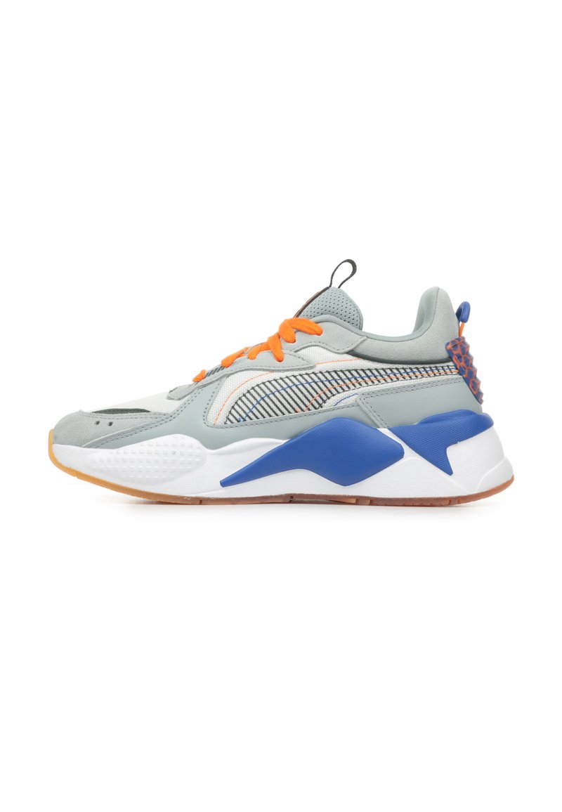 Scarpa sportiva grigio e bianca con lacci arancioni, dettagli blu e un pannello posteriore testurizzato. Presenta una tomaia in mesh e suola in gomma.