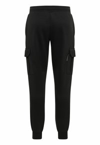 Zwarte cargobroek van zacht materiaal met een elastische tailleband, zijzakken en taps toelopende boorden. Ontworpen voor comfort en functionaliteit.
