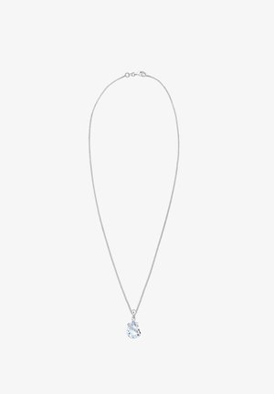 Sølv kæde halskæde med en dråbeformet klar krystal vedhæng med et diagonalt bånddesign. Kæden har en delikat, glat tekstur.