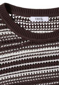 Encolure de pull en maille ouverte rayée marron et blanc avec col en côtes et étiquette blanche cousue à l’intérieur indiquant "CECIL".