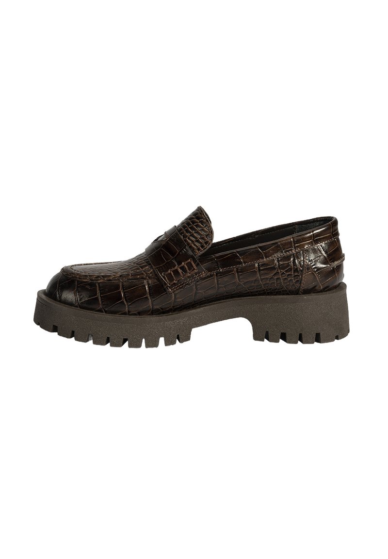 Bruine loafers van krokodillenembossed leer met een slip-on ontwerp, dikke gestructureerde rubberen zool en gestikte details op de schacht.