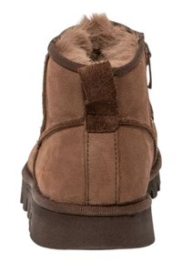 Brune ruskind ankelstøvle med faux fur-foring, struktureret sål og stikninger. Bagsiden har en løkke for nemt på- og aftagning.