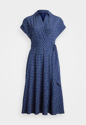 Robe portefeuille bleue à manches courtes, avec un motif géométrique, une taille à nouer et une jupe évasée. Fabriquée dans un tissu léger, au toucher lisse.
