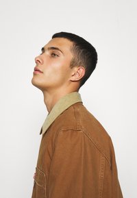 Levi's® BRISBANE CHORE COAT UNISEX - Casaco curto - toffee chorecoat