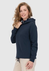 Felpa blu navy con cordino sull'orlo, maniche lunghe e cappuccio. Il tessuto appare morbido e testurizzato, progettato per il comfort.