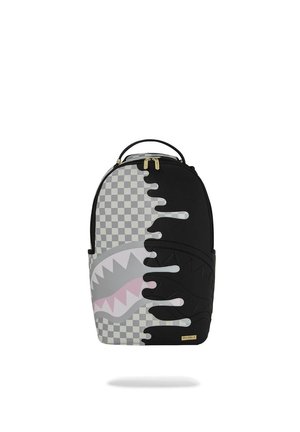 Mochila dividida por el medio con tablero de ajedrez gris y lados negros, con un diseño de boca de tiburón a lo largo de ambas mitades.