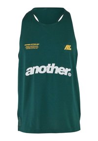 Zelený bezramínkový top vyrobený z prodyšné tkaniny, s odvážným bílým logem "another", žlutými textovými akcenty a moderním střihem s překříženými zády.