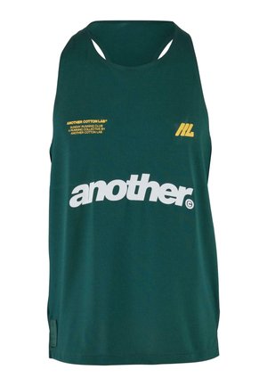 Grønt ærmeløst tanktop lavet af åndbart materiale, med et stort hvidt "another" logo, gule tekstaccenter og et moderne snit med racerback.