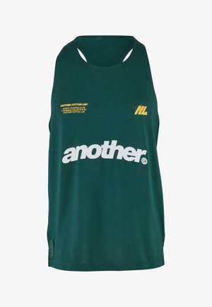 Grön ärmlös tanktop med andningsbart tyg, featuring ett iögonfallande vitt "another"-logotyp, gula textaccenter och en modern skärning med racerback.