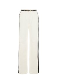Pantaloni bianchi con strisce laterali nere, dotati di una cintura con fibbia dorata. Realizzati in un tessuto resistente, hanno un design a gamba dritta e tasche laterali.