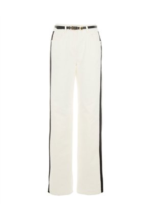 Pantaloni bianchi con strisce laterali nere, dotati di una cintura con fibbia dorata. Realizzati in un tessuto resistente, hanno un design a gamba dritta e tasche laterali.