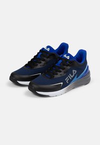 Schwarze und marineblaue Sportschuhe mit einem oberen aus Mesh, schwarzen Schnürsenkeln und einer weißen Sohle mit blauen Akzenten und einem Logo an der Seite.