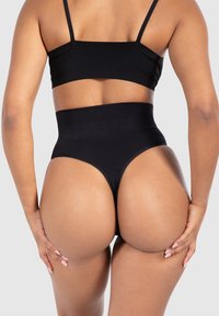 Schwarze hochtaillierte Bikiniunterteile mit glatter Textur, minimaler Bedeckung und nahtlosem Design, präsentiert vor einem neutralen Hintergrund.