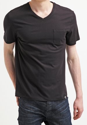 T-shirt noir à manches courtes avec un col en V et une poche sur le côté gauche de la poitrine, fabriqué en tissu doux, avec un ourlet droit et une légère élasticité.