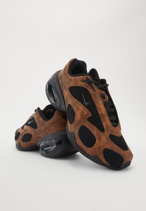 Para brązowych i czarnych sportowych trampek z detalami z siateczki i zamszu, z widoczną poduszką powietrzną w czarnej podeszwie.
