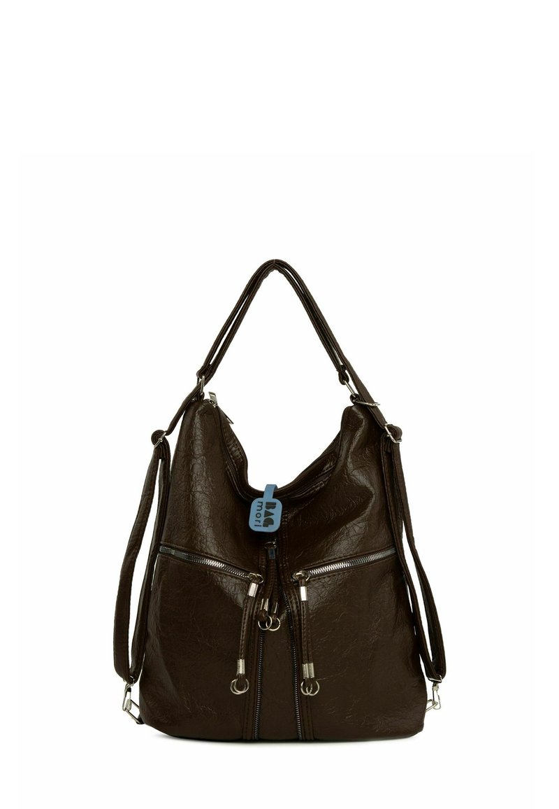 Brūna mākslīgā āda rokassoma ar teksturētu apdari, vaļīgu formu, divām rāvējslēdzēja priekšējām kabatām un dubultām plecu siksnām.