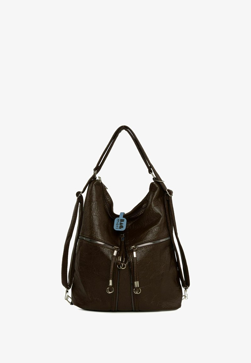 Brūna mākslīgā āda rokassoma ar teksturētu apdari, vaļīgu formu, divām rāvējslēdzēja priekšējām kabatām un dubultām plecu siksnām.