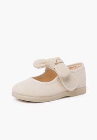 Beige Leinenschuh für Ballett mit einer abgerundeten Spitze, elastischem Riemen und einem Stoffbogenakzent an der Seite. Flache Gummisohle für Komfort.