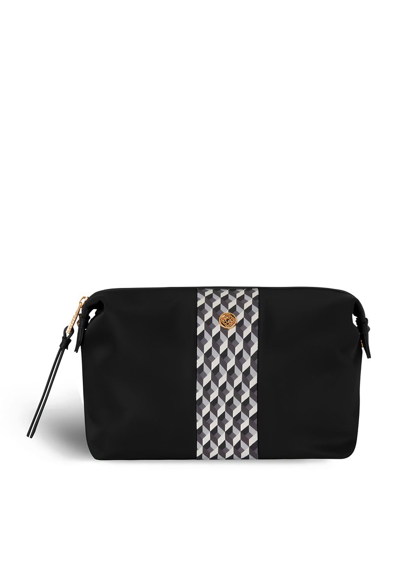 Bolsita rectangular negra con una franja central de patrón geométrico gris y un pequeño emblema circular dorado en la parte frontal, cremallera en la parte superior con tira para tirar.
