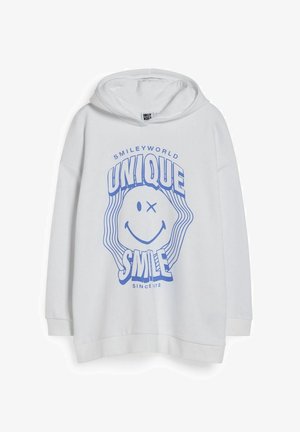 Sweat à capuche blanc avec un smiley bleu qui fait un clin d'œil et le texte "Smileyworld Unique Smile Since 1972" sur le devant.