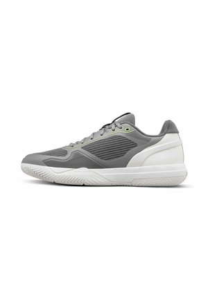 Low-Cut-Sportschuh in Grau mit weißer Sohle und Ferse, mit Mesh-Einsätzen und Schnürverschluss für Sport oder Freizeit.
