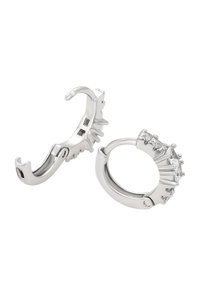 Sølv hoop øreringe med intrikat design; den ene side har en række af klare sten, mens den anden har en tekstureret overflade og glat finish.