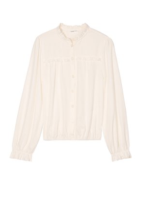 Blusa blanca de manga larga con cuello volante, cierre de botones en el frente y puños elásticos. Presenta una tela texturizada y una cintura fruncida.