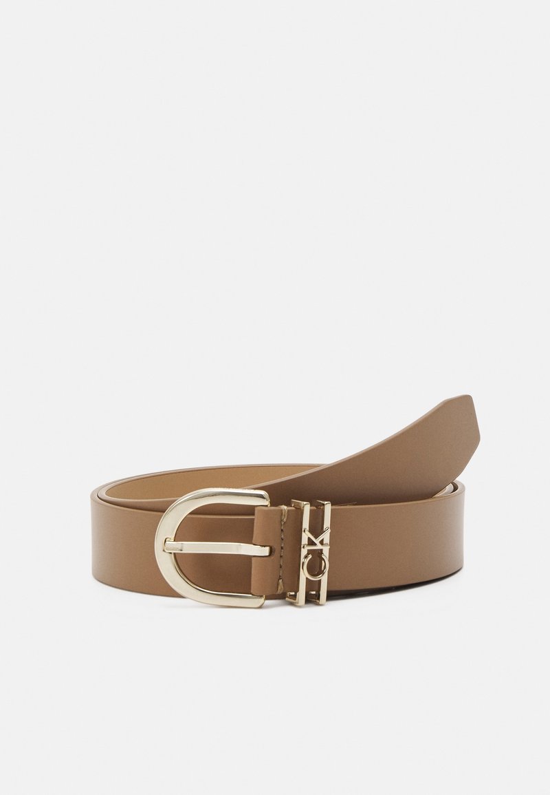 Ceinture en cuir marron clair avec boucle métallique dorée et détail du logo CK, roulée sur fond blanc.